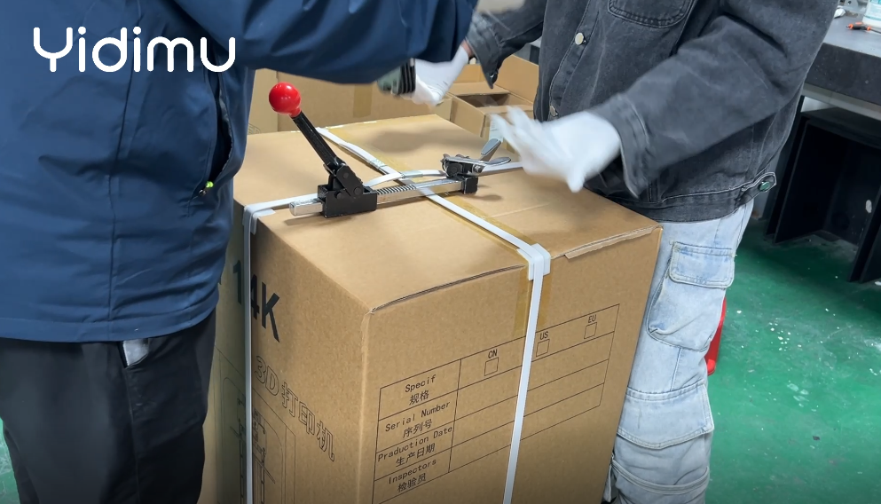 Embalaje de una impresora 3D industrial antes de su transporte