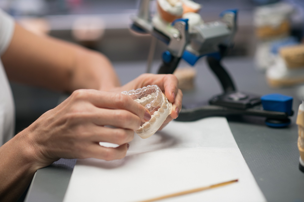 Modelos dentales impresos en resina sobre una mesa de laboratorio