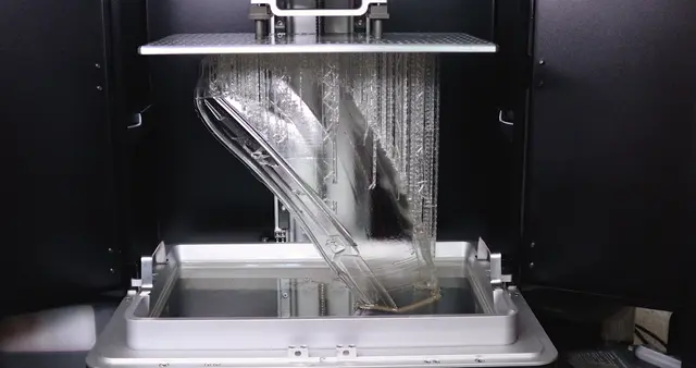 Proceso de fotopolimerización de una resina en una impresora 3D