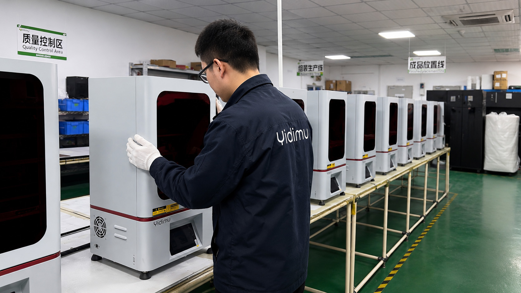 Técnico de Yidimu inspeccionando una impresora 3D de resina en una zona de control
